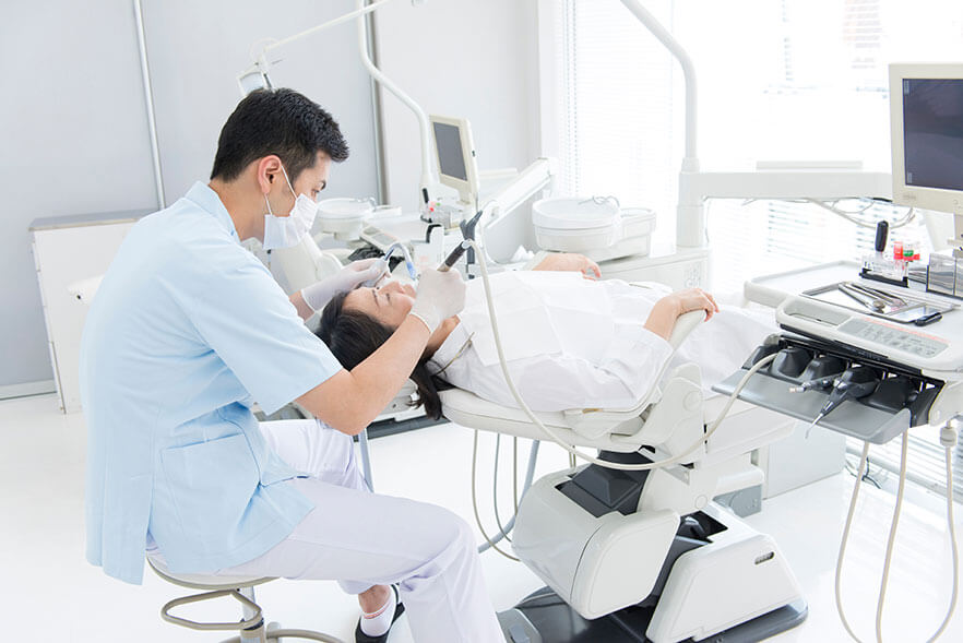 歯科技工士と補綴(ほてつ)専門医が連携