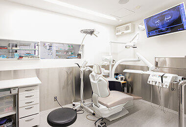 ②個室の外科処置室（歯科用手術室）を有します