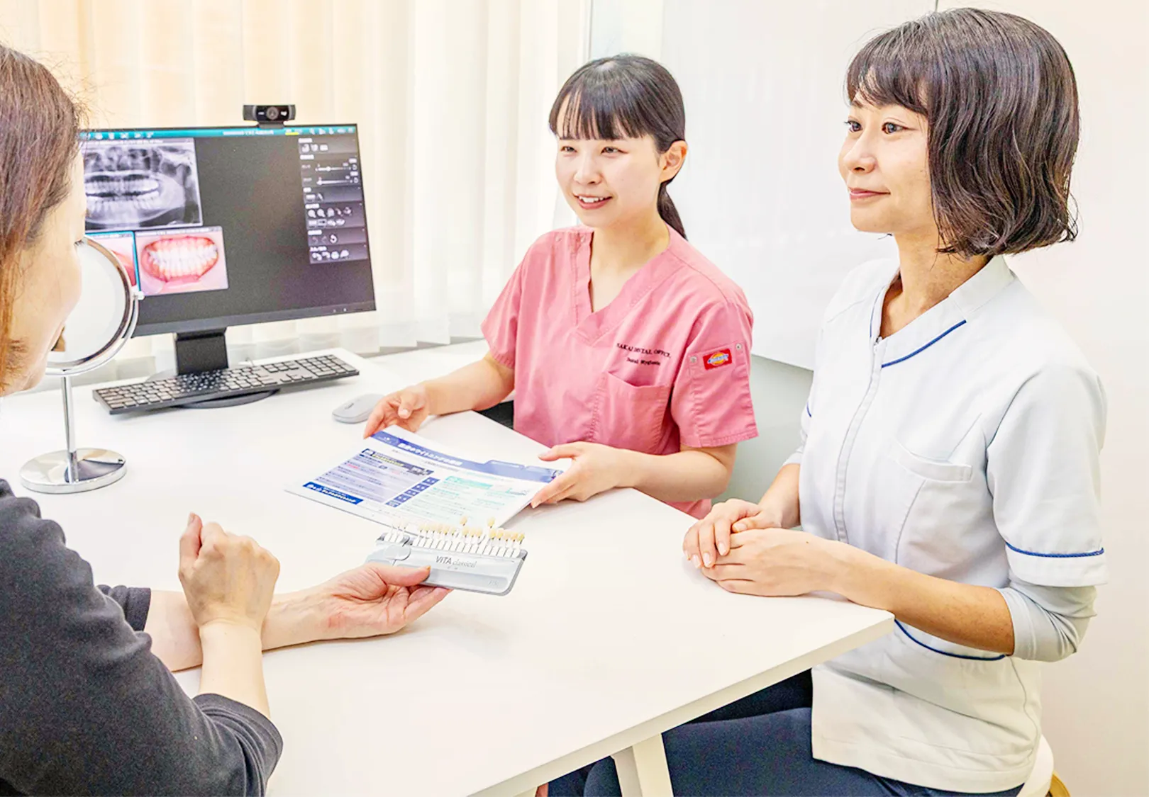 患者ににこやかに対応するスタッフの写真